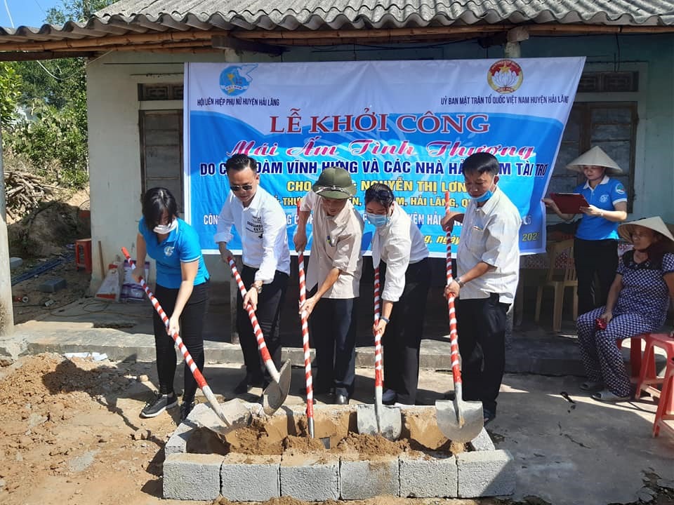Khởi công xây dựng nhà Mái ấm tình thương cho gia đình bà Nguyễn Thị Lơn ở thôn Thượng Nguyên, xã Hải Lâm - Ảnh: Đ.V