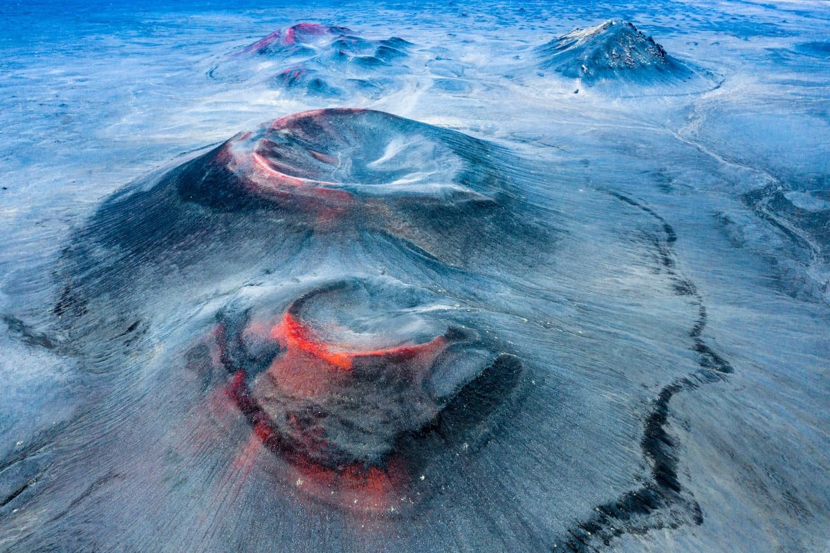 Bức ảnh “Hành tinh khác” của tác giả Fran Rubia chụp tại Khu dự trữ Thiên nhiên Fjallabak ở Iceland cho thấy những núi lửa trông như thế nào khi nhìn từ trên cao trong một ngày trời nhiều mây vào tháng 6, thời điểm mặt trời lúc nửa đêm đặc trưng ở vùng Cực.