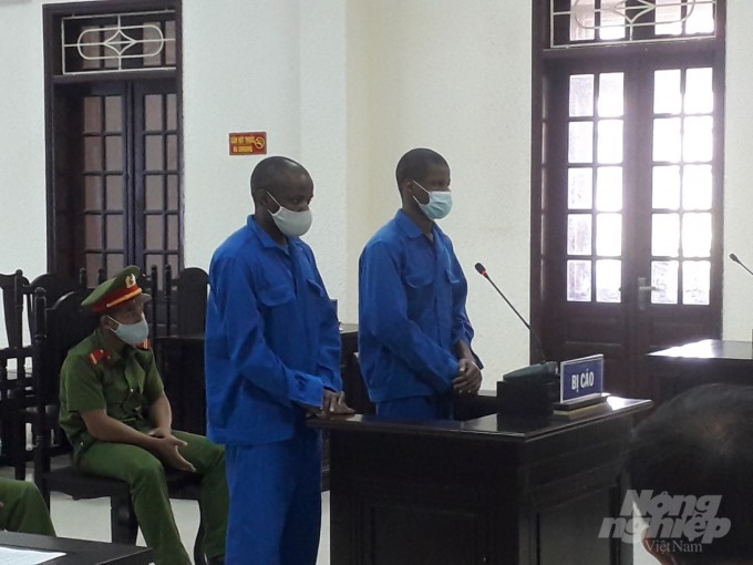 Hai bị cáo người Nigeria bị Toà án nhân dân tỉnh Quảng Trị tuyên tử hình vì vận chuyển ma tuý. Ảnh: CĐ.