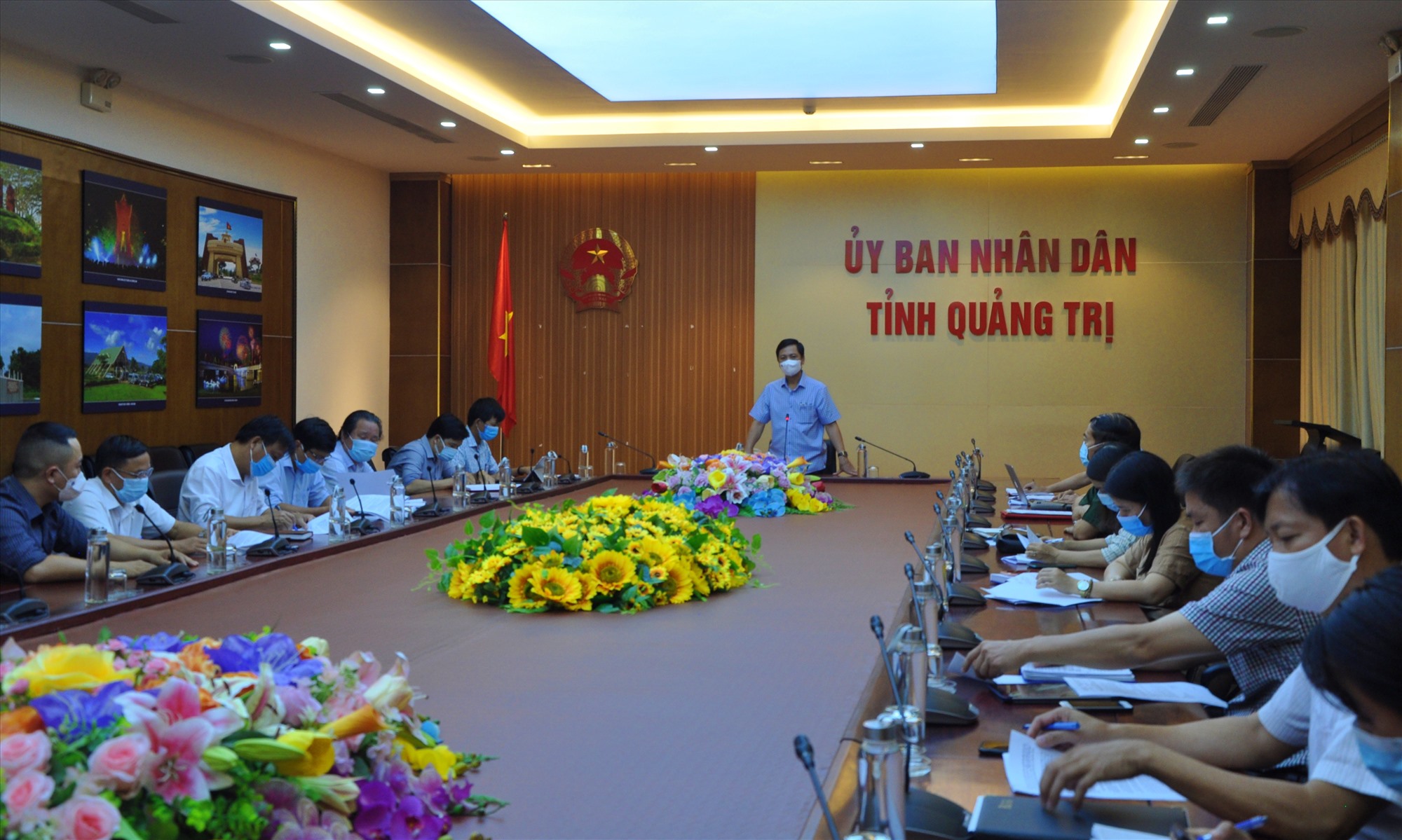 Phó Chủ tịch UBND tỉnh Hoàng Nam phát biểu tại cuộc họp - Ảnh: Q.H