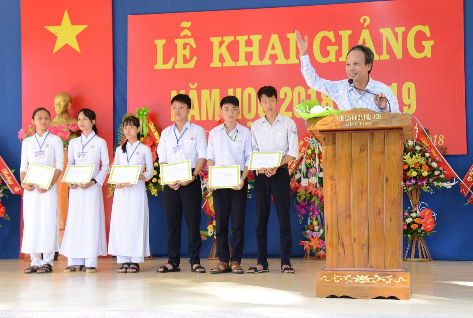 Ông Đỗ Hữu Thiện trao học bổng cho học sinh nghèo hiếu học