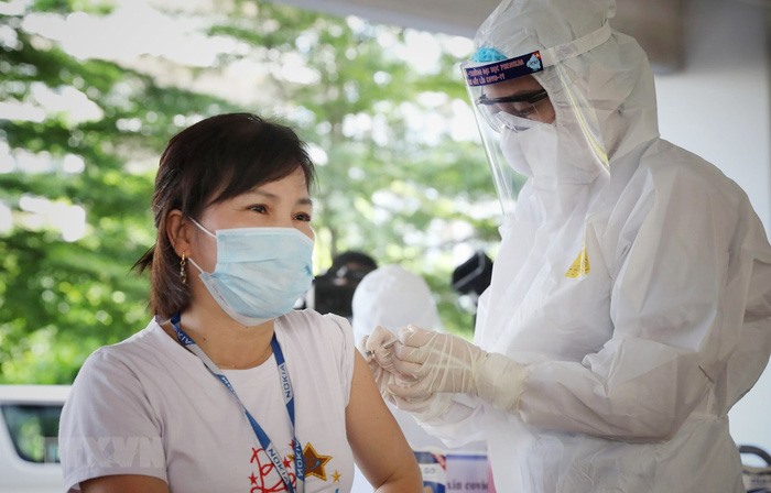 Hàng trăm nghìn công nhân trong các khu công nghiệp ở Bắc Ninh, Bắc Giang đã được tiêm vaccine phòng COVID-19. Ảnh TTXVN