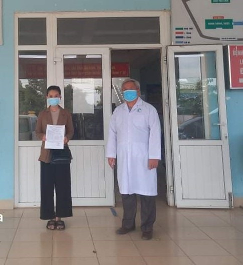 Bệnh nhân 3329 sau 4 lần xét nghiệm âm tính với SARS-CoV-2 được xuất viện - Ảnh: THÁI DƯƠNG