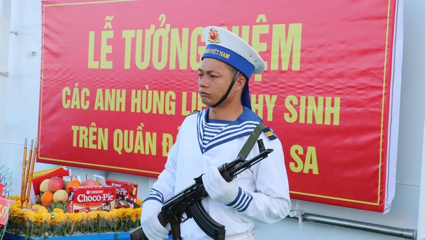 Chiến sỹ Hải quân trang nghiêm bồng súng trong lễ tưởng niệm các liệt sỹ hy sinh trên quần đảo Trường Sa. (Ảnh: Sỹ Tuyên/TTXVN)