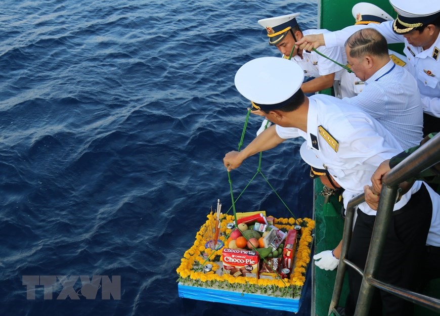 Tràng hoa được cán bộ, chiến sỹ trên tàu Trường Sa 571 thả xuống biển, tưởng niệm các liệt sỹ hy sinh trên quần đảo Trường Sa. (Ảnh: Sỹ Tuyên/TTXVN)