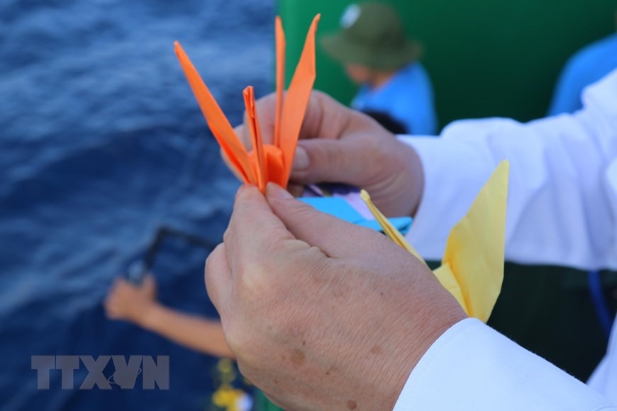 Những con hạc giấy được cán bộ, chiến sỹ trên tàu Trường Sa 571 thả xuống biển, tưởng niệm các liệt sỹ đã anh dũng hy sinh để bảo vệ biển đảo thiêng liêng của Tổ quốc. (Ảnh: Sỹ Tuyên/TTXVN)