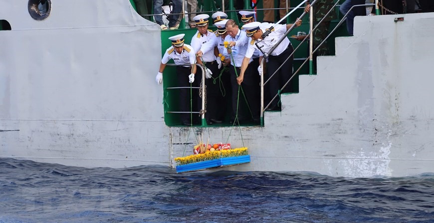 Tràng hoa được cán bộ, chiến sỹ trên tàu Trường Sa 571 thả xuống biển, tưởng niệm các liệt sỹ hy sinh trên quần đảo Trường Sa. (Ảnh: Sỹ Tuyên/TTXVN)