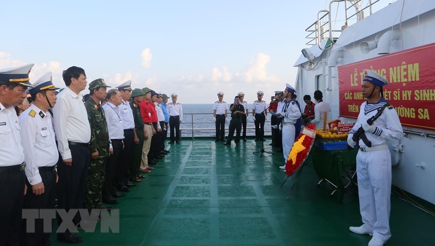 Lễ tưởng niệm các liệt sỹ hy sinh trên quần đảo Trường Sa được tổ chức trên boong tàu Trường Sa 571 neo đậu trên biển Đông, gần đảo Cô Lin thuộc quần đảo Trường Sa. (Ảnh: Sỹ Tuyên/TTXVN)