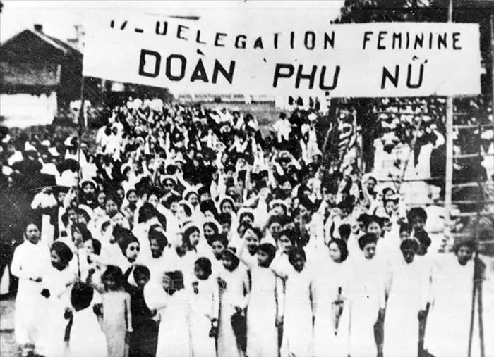 Phụ nữ Hà Nội tham gia mít tinh mừng ngày Quốc tế Lao động tại Khu Đấu xảo (tháng 5/1938) trong Cao trào cách mạng đòi dân sinh, dân chủ (1936 - 1939) dưới sự lãnh đạo của Đảng Cộng sản Việt Nam. Ảnh: Tư liệu TTXVN