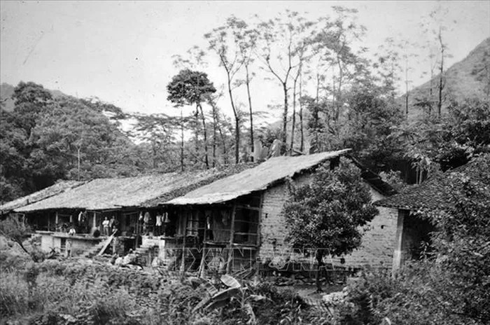 Nhà của ông Hứa Gia Khởi, làng Nặm Quang (Trung Quốc), nơi Bác Hồ đã ở trong thời gian mở lớp huấn luyện chính trị cho các cán bộ Việt Nam (12/1940). Ảnh: Tư liệu/TTXVN phát
