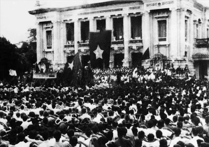 Ngày 19/8/1945, hàng chục vạn người dân ở Hà Nội và các tỉnh lân cận theo các ngả đường kéo về quảng trường Nhà hát lớn Hà Nội dự cuộc mít tinh lớn chưa từng có của quần chúng cách mạng, hưởng ứng cuộc Tổng khởi nghĩa giành chính quyền. Ảnh Tư liệu TTXVN