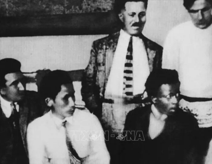 Nguyễn Ái Quốc (thứ hai, từ trái sang) với một số chiến sĩ cách mạng châu Phi trong thời gian hoạt động ở Liên Xô. Ảnh: Tư liệu/TTXVN phát
