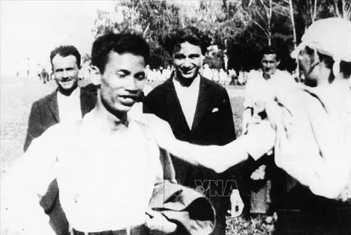 Nguyễn Ái Quốc với người dân Moskva (Liên Xô) trong thời gian tham dự Đại hội lần thứ V Quốc tế cộng sản (17/6 - 8/7/1924). Ảnh: Tư liệu/TTXVN phát