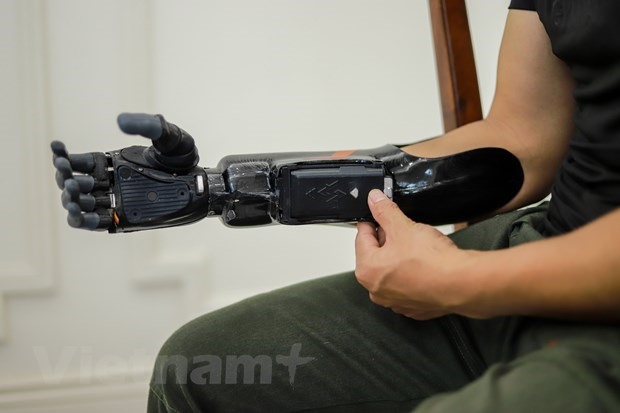 Lấy nguồn cảm hứng từ các siêu anh hùng của thế giới Marvel, cánh tay robot do người Việt Nam sản xuất cung cấp cho người dùng tổ hợp các chức năng cầm nắm, lái xe, xoay cổ tay 360 độ, được kết nối bluetooth và điều khiển bằng hệ cảm biến tích hợp dưới đế giày. (Ảnh: Minh Sơn/Vietnam+)