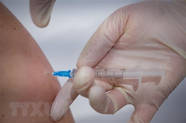 Nhân viên y tế tiêm chủng vaccine ngừa COVID-19 Sputnik V cho người dân tại Moskva, Nga. (Nguồn: AFP/TTXVN)