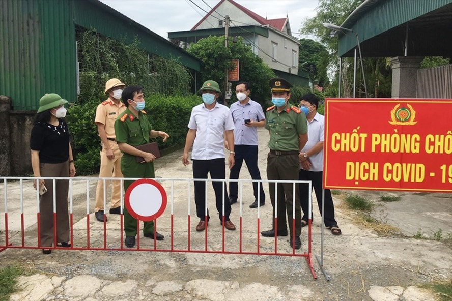 Lực lượng chức năng phong tỏa ở thôn Trung Tiến, xã Việt Tiến, huyện Thạch Hà, tỉnh Hà Tĩnh vào sáng nay khi phát hiện 2 ca mắc COVID-19 là vợ chồng. Ảnh: Hữu Đồng.