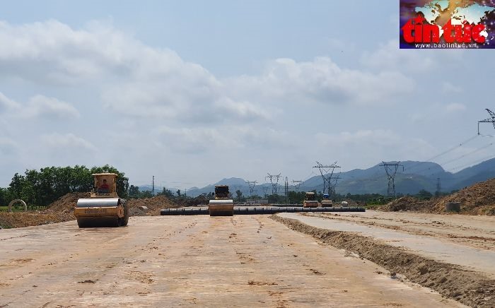 Các nhà thầu chậm tiến độ thi công tại dự án thành phần Cam Lộ-La Sơn sẽ bị xử lý.