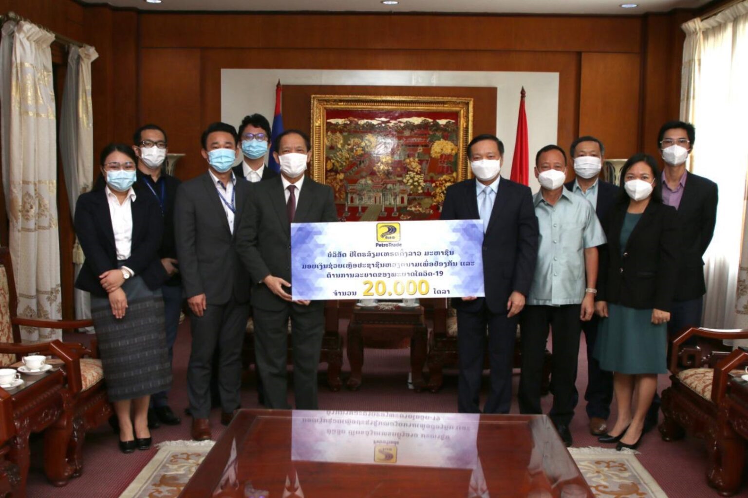 Công ty PetroTrading trao hỗ trợ cho Đại sứ quán Việt Nam tại Lào