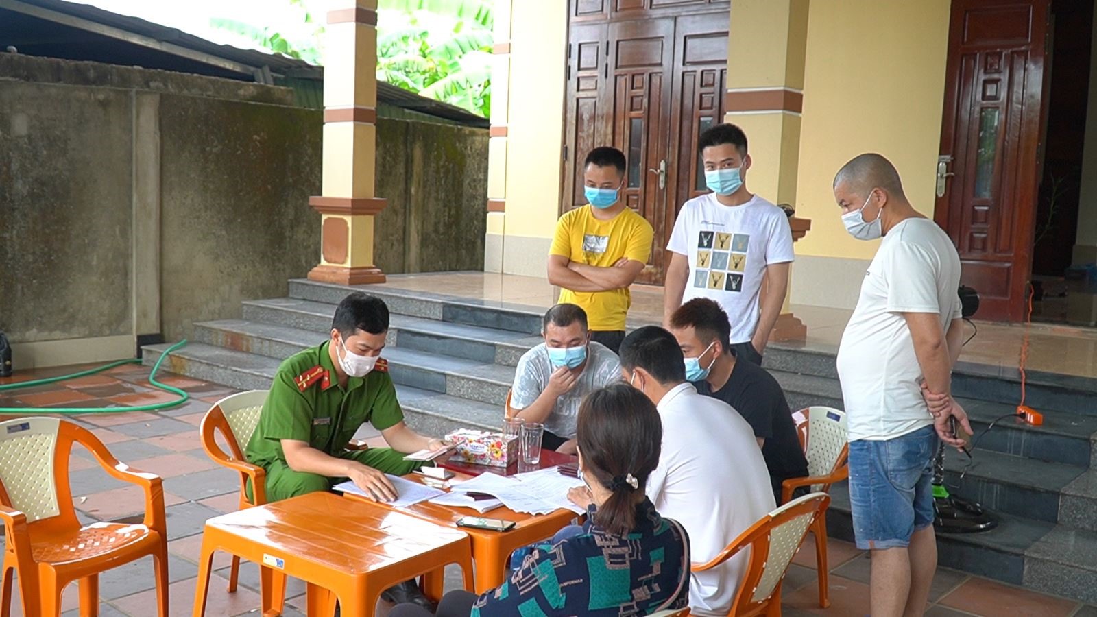 Công an xã Cam Thành kiểm tra các loại giấy tờ hành chính liên quan của những người Trung Quốc trú tại địa phương