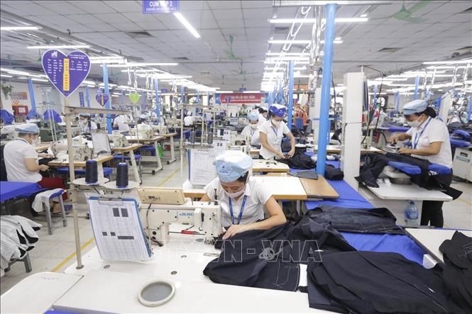Sản xuất hàng may mặc tại Xí nghiệp Sơ mi, Veston của Tổng Công ty May 10 tại Sài Đồng, Quận Long Biên, Hà Nội - một đơn vị của Tập đoàn Dệt may Việt Nam (Vinatex). Ảnh minh họa: Anh Tuấn/TTXVN