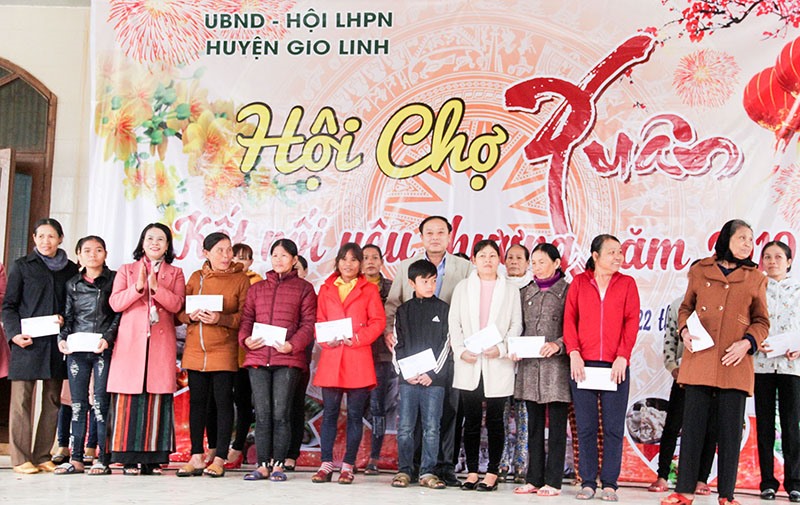 Hội LHPN huyện Gio Linh tặng quà cho phụ nữ gặp hoàn cảnh khó khăn - Ảnh: M.Đ