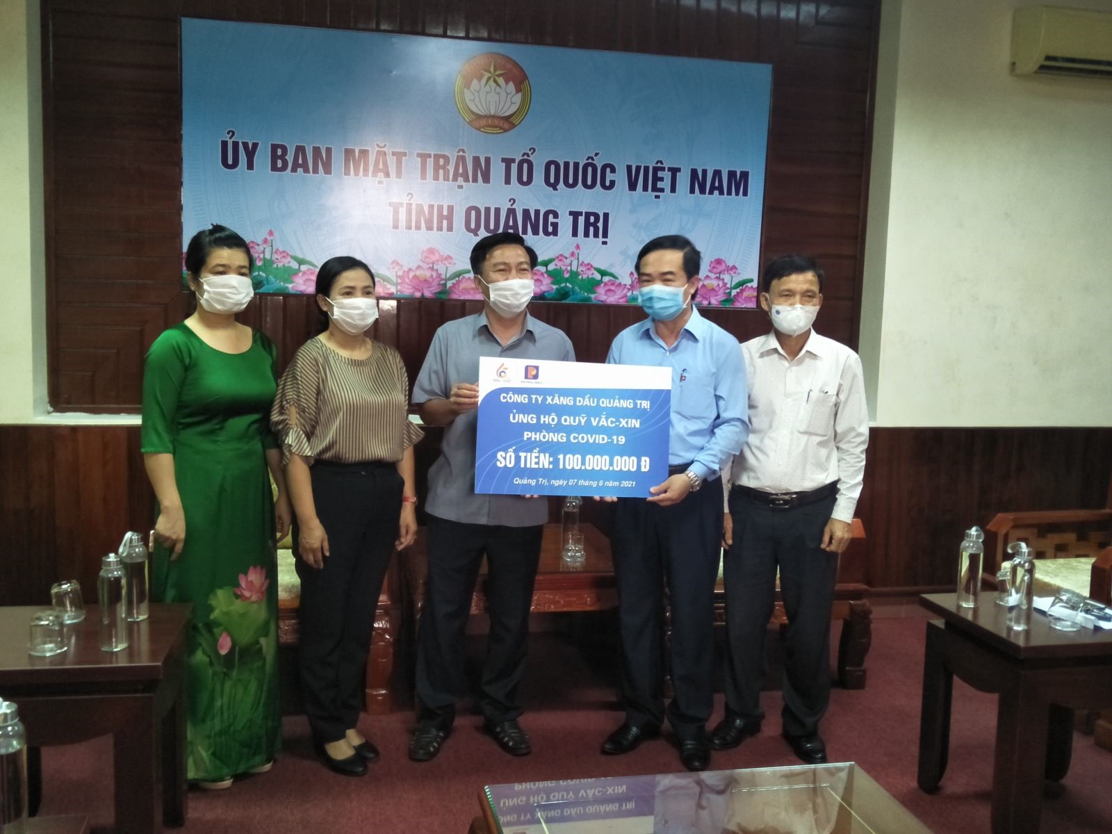 Công ty Xăng dầu Quảng Trị trao 100 triệu đồng ủng hộ Quỹ vắc xin phòng, chống dịch Covid - 19 tỉnh Quảng Trị