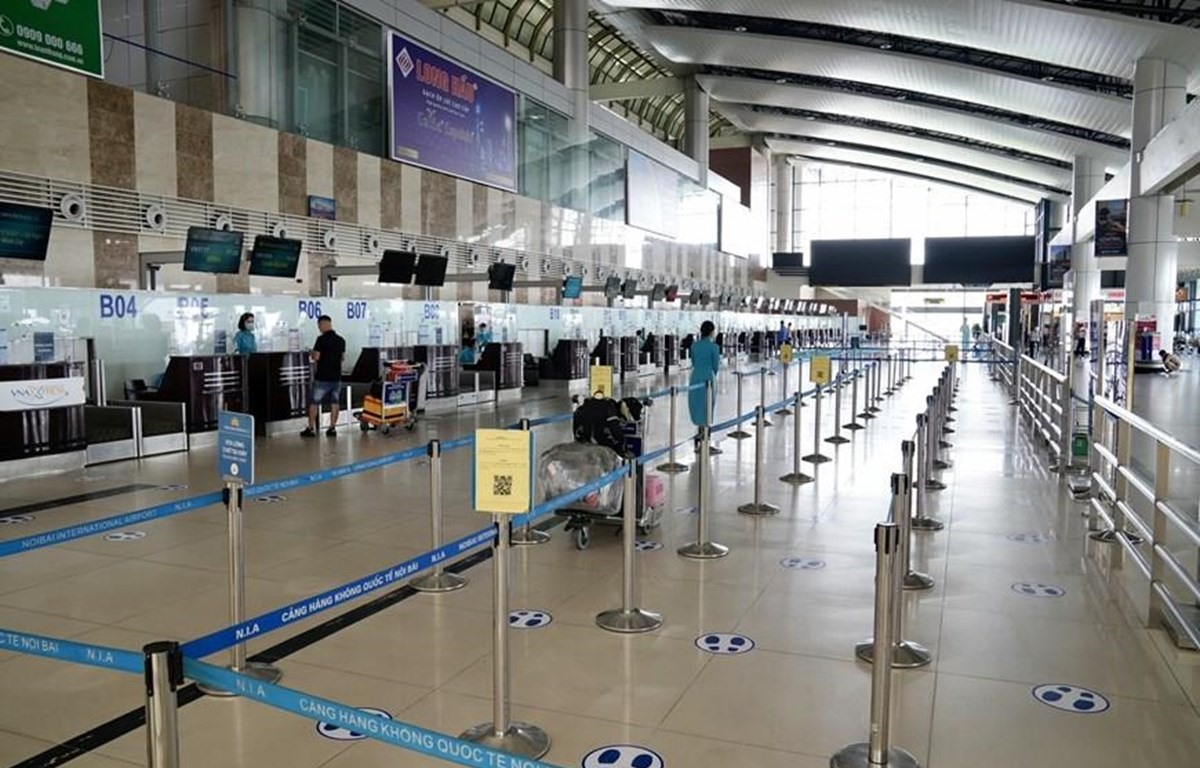 Sân bay Nội Bài “vắng như chùa Bà Đanh” trong đợt dịch COVID-19 tái bùng phát. (Ảnh: CTV/Vietnam+)