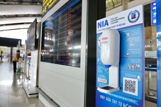 Máy rửa tay sát khuẩn tự động tại nhà ga hành khách T1, sân bay Nội Bài. (Ảnh: CTV/Vietnam+)