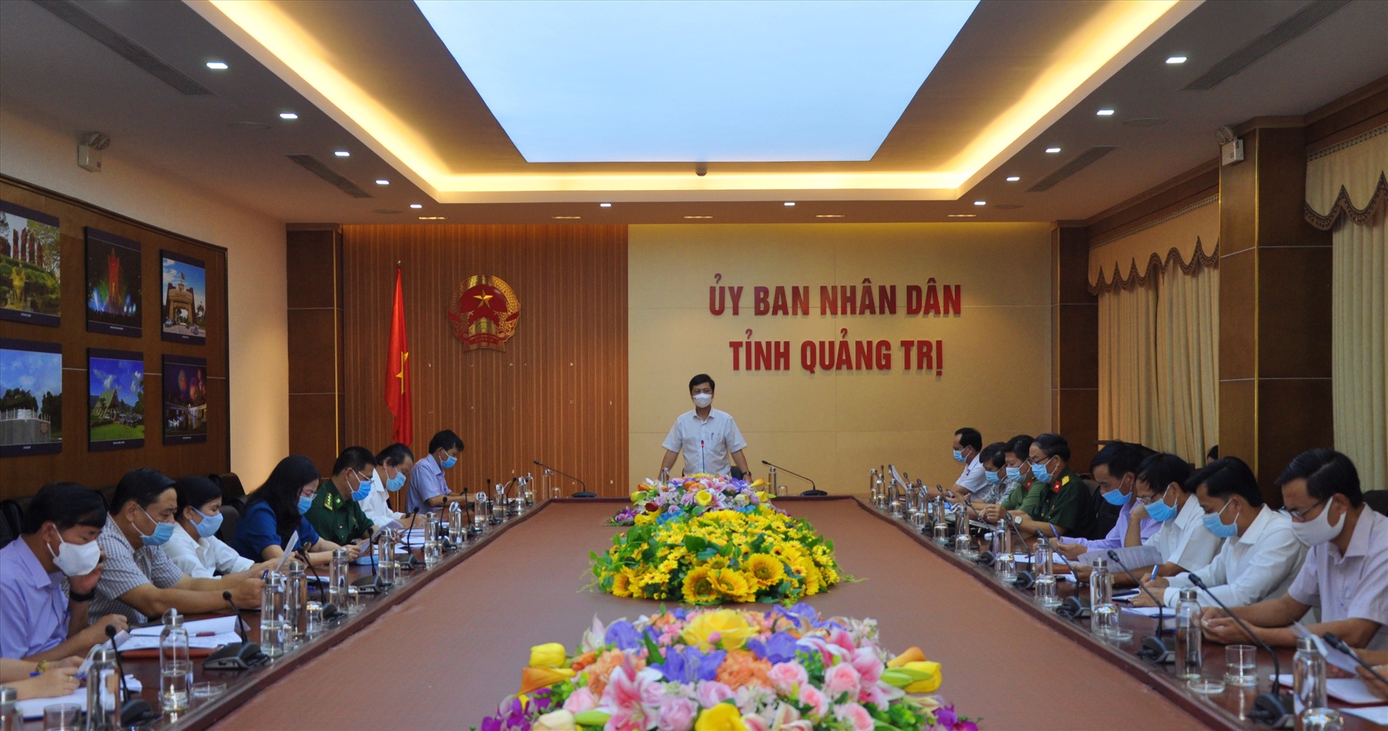 Phó Chủ tịch UBND tỉnh Hoàng Nam chỉ đạo chưa dỡ bỏ các biện pháp phòng, chống COVID-19 hiện nay - Ảnh: Q.H