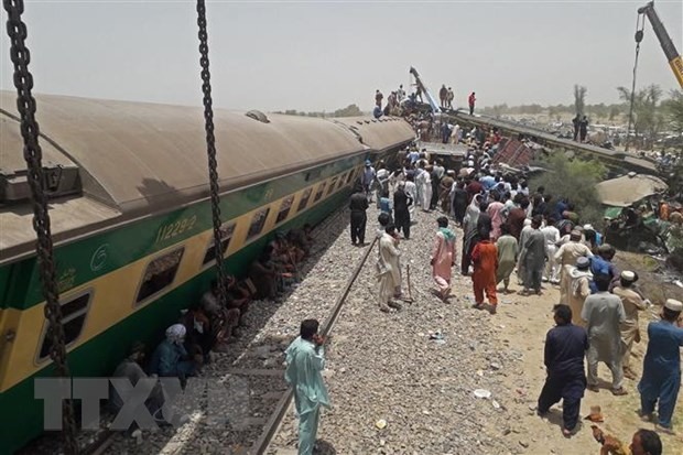 Hiện trường vụ tai nạn đường sắt ở tỉnh Sindh, Pakistan. (Ảnh: AFP/TTXVN)