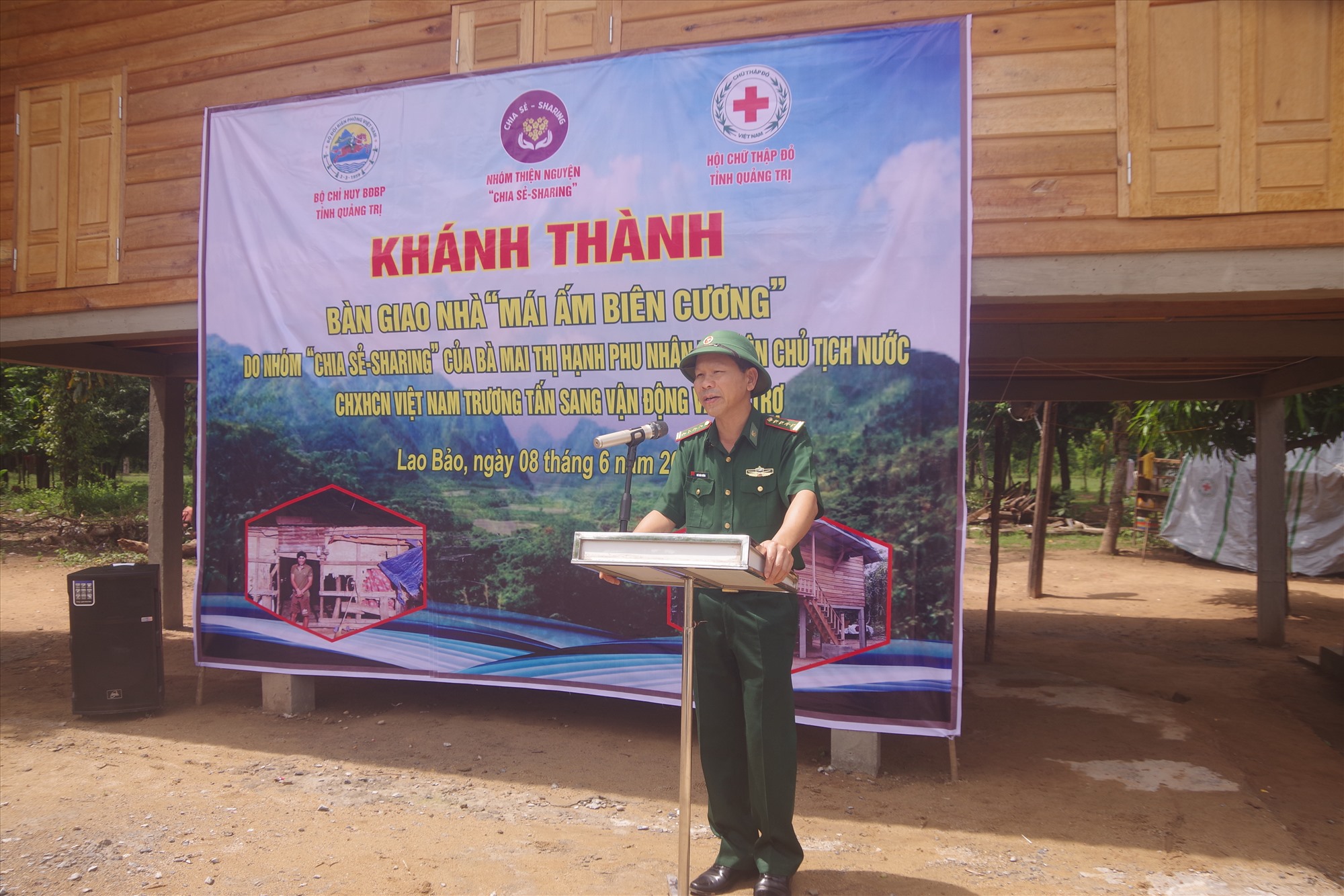 Đại tá Ngô Xuân Thường – Phó Chính ủy BĐBP tỉnh phát biểu động viên và chúc mừng gia đình Hồ Văn Mắt.
