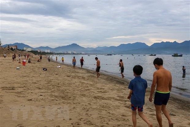 Người dân Đà Nẵng đi tập thể dục, tắm biển trở lại trong sáng ngày 9/6. (Ảnh: Trần Lê Lâm/TTXVN)