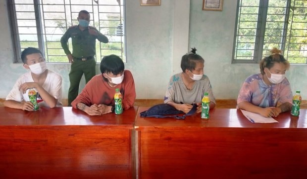 Bốn người Trung Quốc nhập cảnh trái phép bị tạm giữ tại trụ sở Công an huyện Hòa Vang, Đà Nẵng. (Ảnh: Công an cung cấp)