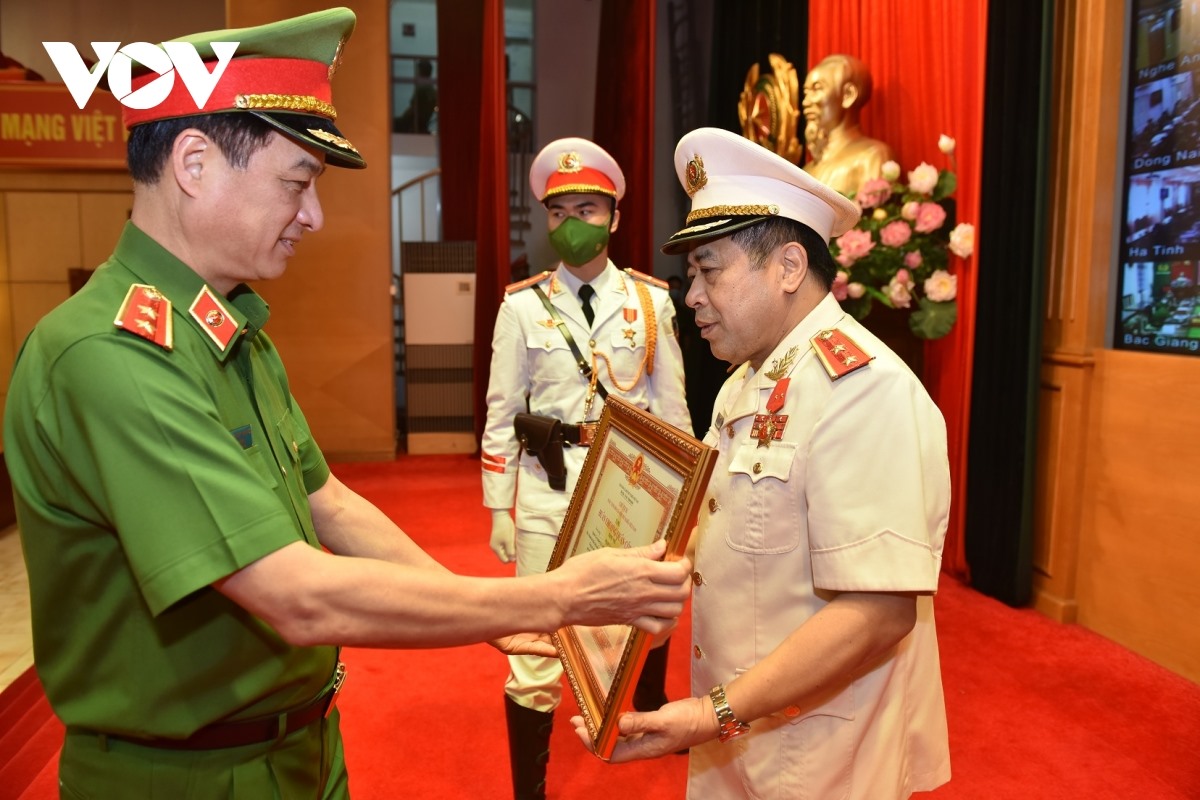 Thứ trưởng Nguyễn Duy Ngọc trao huân chương Quân công hạng Nhì cho Trung tướng Phạm Văn Các, nguyên Cục trưởng.