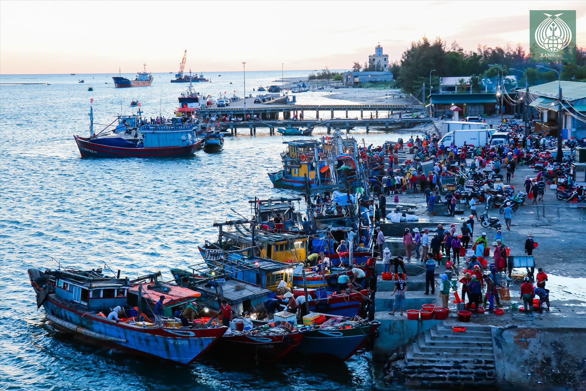 Cảng cá Cửa Việt tại xã Triệu An trở nên nhộn nhịp vào thời khắc rạng sáng.