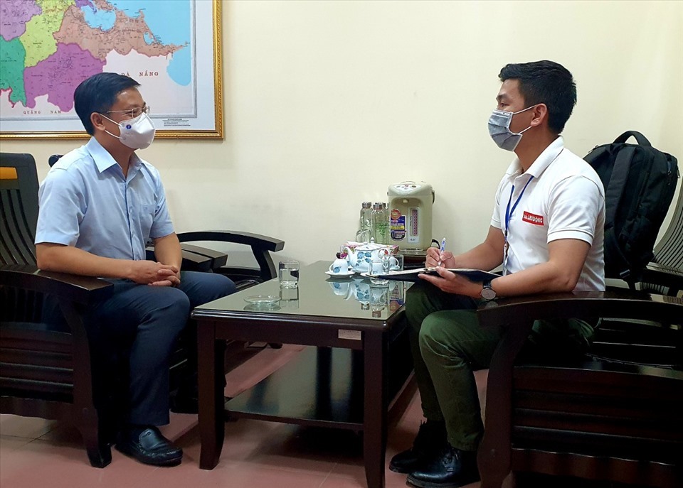 Ông Nguyễn Thanh Bình (trái) - Phó Chủ tịch UBND tỉnh Thừa Thiên Huế trao đổi với phóng viên Báo Lao Động. Ảnh: PĐ.