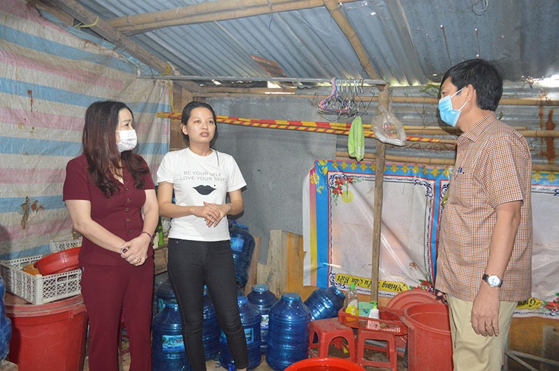 Giáo viên Trường Tiểu học và THCS A Dơi, huyện Hướng Hóa phải cơi nới phòng ở công vụ để có thêm diện tích phục vụ sinh hoạt - Ảnh: ĐV