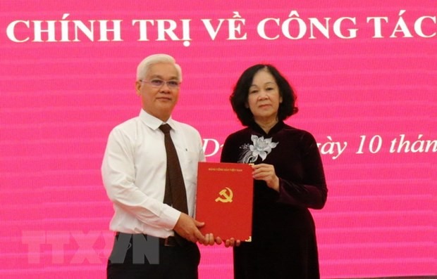 Trưởng Ban Tổ chức Trung ương Trương Thị Mai trao Quyết định của Bộ Chính trị điều động, chỉ định ông Nguyễn Văn Lợi giữ chức Bí thư Tỉnh ủy Bình Dương nhiệm kỳ 2020-2025. (Ảnh: Dương Chí Tưởng/TTXVN)