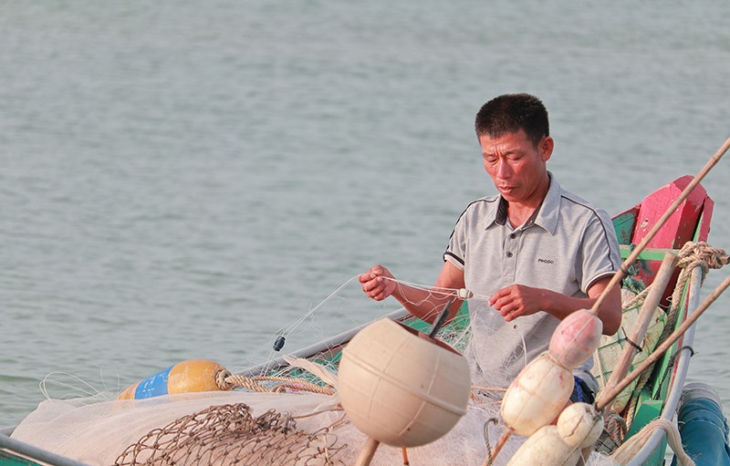 Ông Nguyễn Đại Minh chuẩn bị ngư cụ trước khi đi câu - Ảnh: TRẦN TUYỀN