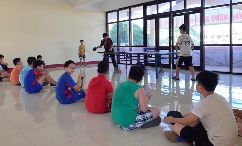 Các em thiếu nhi thích thú học môn bóng bàn tại Nhà Thiếu nhi tỉnh - Ảnh: NTTNT