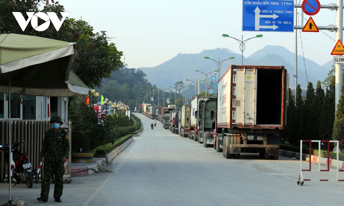Hàng năm, tình trạng ùn ứ xe hàng xuất khẩu thường xuyên xảy ra trên địa bàn tỉnh Lạng Sơn và việc chuyển đổi cửa khẩu số nhằm tháo gỡ những vấn đề bất cập đó.