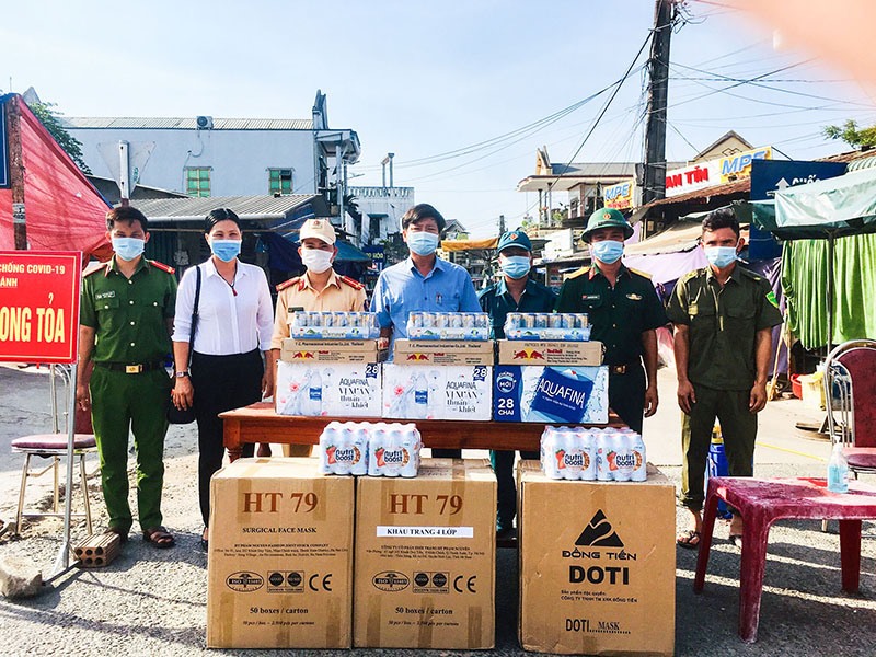 Cô giáo Nguyễn Thị Hải Yến (áo trắng) tặng thiết bị y tế cho chốt phòng dịch COVID-19 tại xã Hải Chánh, huyện Hải Lăng - Ảnh: L.T