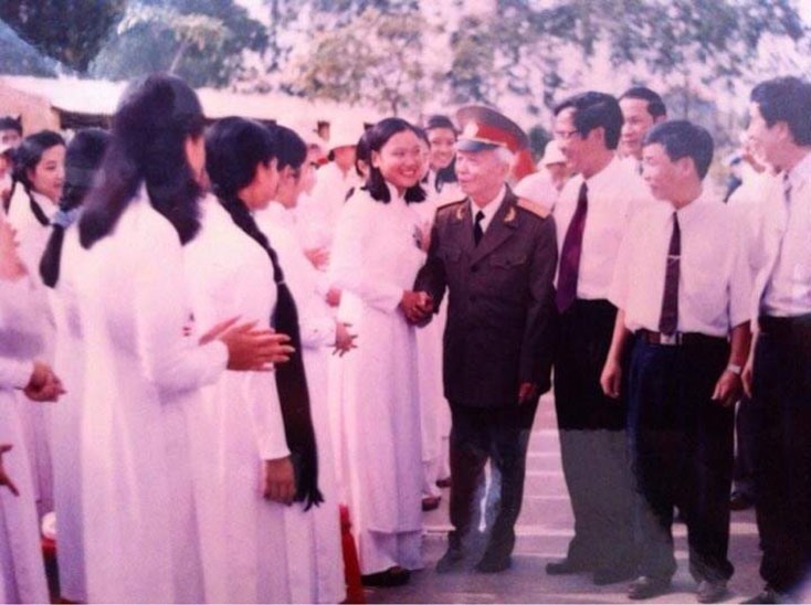Đại tướng Võ Nguyên trong một lần về thăm trường THPT Chuyên Quảng Bình. (Ảnh T.L)