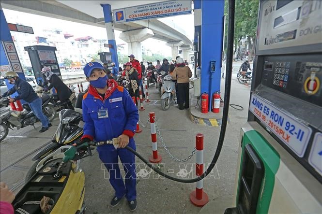 Giá xăng, dầu tiếp tục tăng. Ảnh: TTXVN.