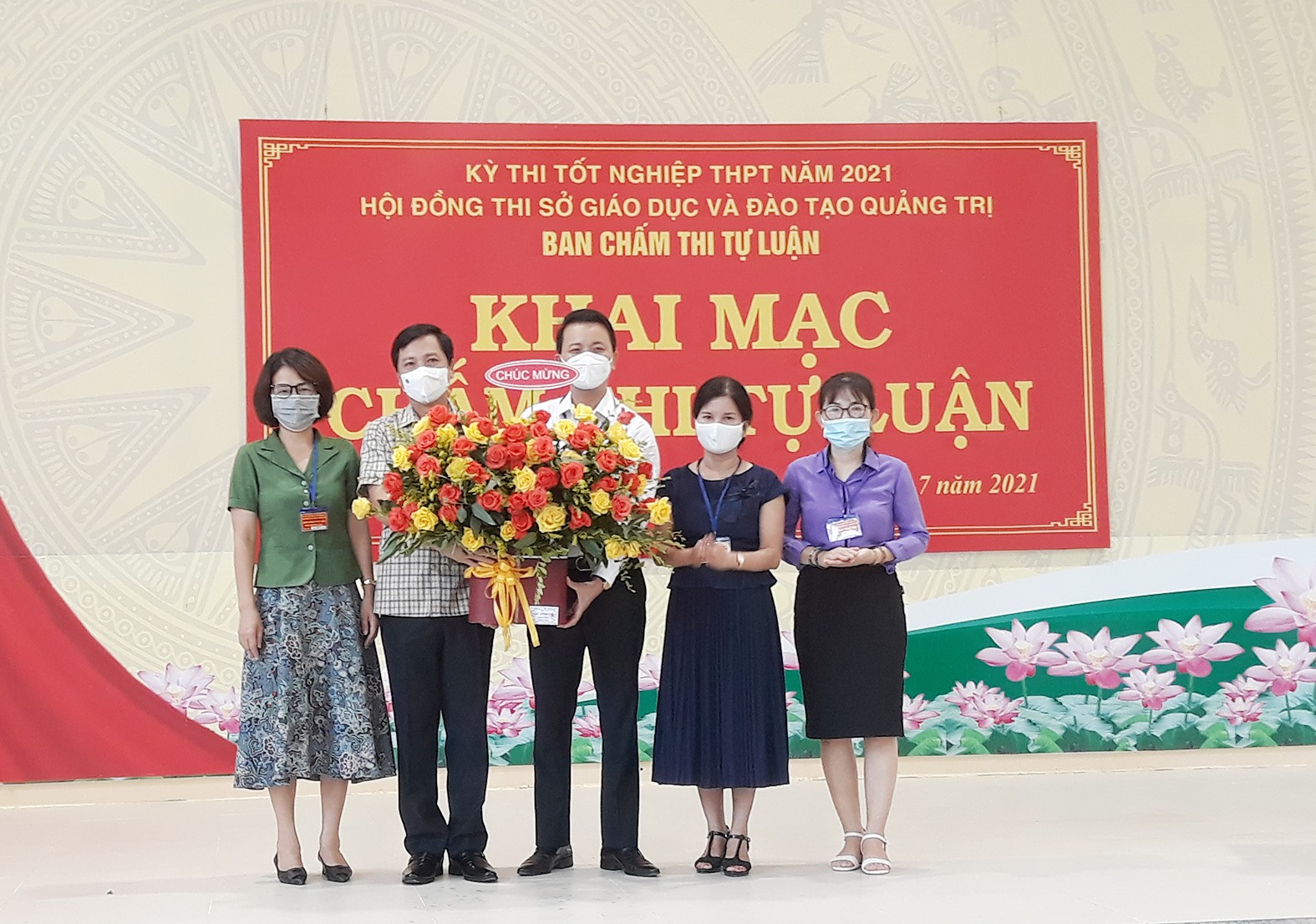 Phó Chủ tịch UBND tỉnh Hoàng Nam tặng hoa Ban chấm thi tự luận- Ảnh: Tú Linh