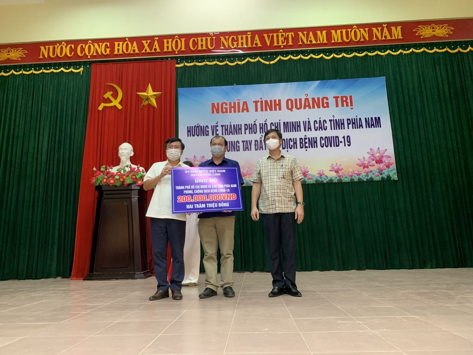 Chủ tịch UBMTTQVN tỉnh Đào Mạnh Hùng và Phó Chủ tịch UBND tỉnh Hoàng Nam tiếp nhận ủng hộ từ các đơn vị.