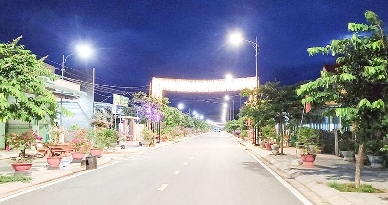 Cổng chào nhiều khu phố ở thị trấn Lao Bảo được người dân đóng góp kinh phí xây dựng và trang trí đèn led đẹp mắt - Ảnh: N.T