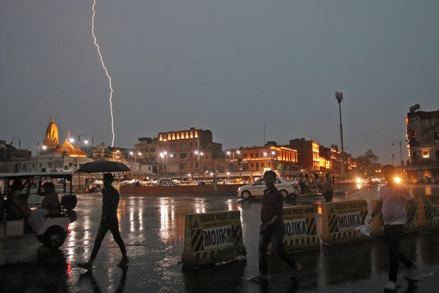 Một tia sét đánh trên bầu trời ở thành phố Jaipur hôm 11 tháng 7 năm 2021. Ảnh: Getty