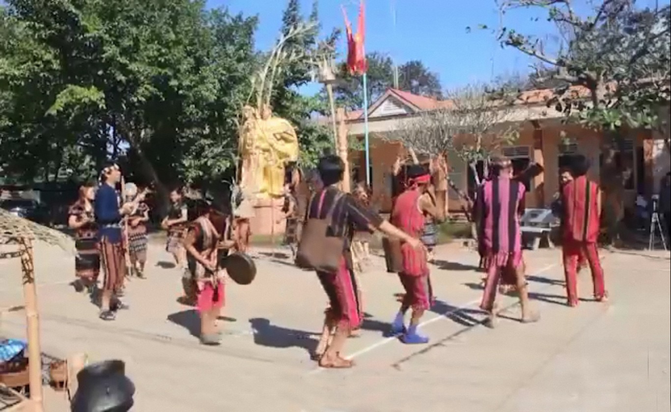 Cồng chiêng được sử dụng trong phục dựng lễ hội mừng làng mới tại xã Axing, huyện Hướng Hoá - Ảnh: H.T.L