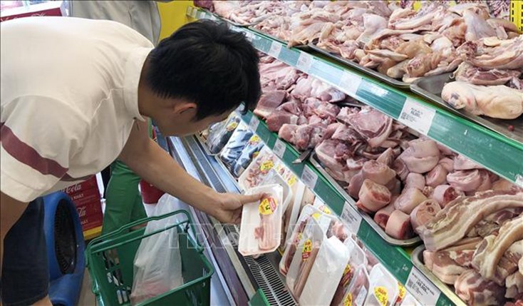 Người dân mua thịt lợn tại siêu thị. Ảnh: Mỹ Phương/TTXVN